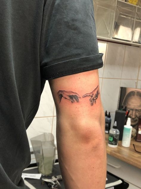 Italian Tattoos For Men, Determination Tattoo, Tricep Tattoo, Meaningful Tattoos For Men, Tattoo Placement Arm, First Tattoo Ideas, Tricep Tattoos, Arm Tattoos Drawing, Round Tattoo