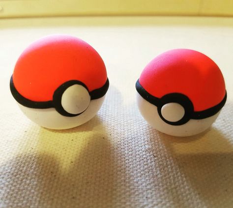 Pokemon Ball Clay! Date Night Clay Ideas, Mini Clay Pokemon, Air Dry Clay Cute Animals, Clay Crafts Pokemon, Clay Challenge Ideas, Easy Things To Make Out Of Clay For Beginners, Clay Pokemon Easy, Air Dry Clay Date Ideas, Pokemon Air Dry Clay