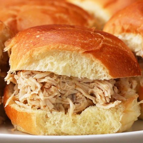 Slow Cooker Shredded Chicken Sliders by Tasty Shredded Chicken Sliders, Sliders Recipes Chicken, Slow Cooker Shredded Chicken, Paleo Pizza, Pesto Pizza, Shredded Chicken Recipes, Chicken Sliders, Prepped Lunches, Slider Recipes