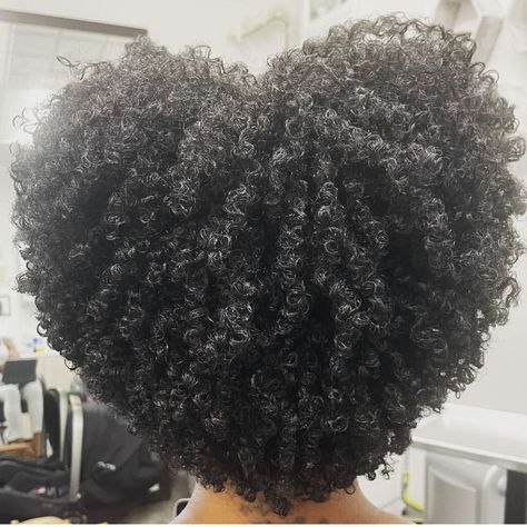 Rockin' It Natural on Instagram: “Heart shaped curls!! I love the shape @idoitforthecurlz!!! 😍😍😍 • Follow us @RockinItNatural for natural hair styles & hair cut…” Cabello Afro Natural, Afro Natural, Natural Hair Cuts, Instagram Heart, Natural Afro Hairstyles, Pelo Afro, Texturizer On Natural Hair, Penteado Cabelo Curto, Natural Hair Inspiration