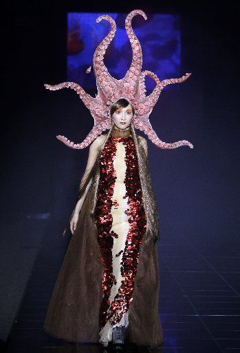 Octopus on the runway Under The Sea Costumes, Octopus Costume, Sea Costume, Mermaid Parade, Diy Kostüm, Octopus Art, Theatre Costumes, Costume Themes, Future Fashion