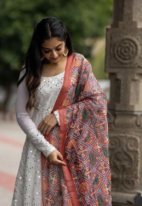 Poses For Churidar, Grand Chudidars, Poses In Chudidhar, Chudi Photo Pose, Chudi Poses Photo, Bandhini Kurti Designs, Chudidhar Photo Poses, Kurthi Poses For Women, Poses In Churidar