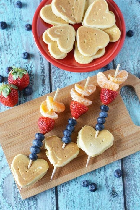 The best Valentine's Day breakfast. All these heart themed brunch foods are quick and easy, some healthy. For kids, for him, for a party, or for in bed. Pancake Kabobs, Healthy Valentines Treats, Fruit Kabobs Kids, Valentines Brunch, Romantic Breakfast, Cupid Arrow, Valentines Breakfast, Valentines Snacks, Healthy Valentines