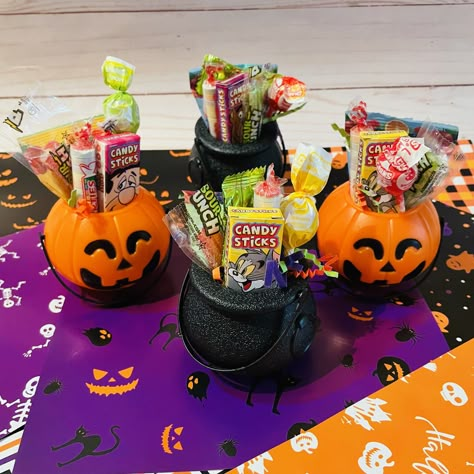 Halloween Containers with Candies Mini 2.75 inches Halloween Containers filled with candies about 6 to 7 candies. Various containers pumpkins, cauldron, skeleton, Frankenstein etc. containers will be random. Great for Halloween Parties, classroom exchange, and to give out on Halloween night. This is not recommended for children under 3. Thank you for viewing!  Any questions please let me know! Halloween Candy Treat Ideas, Creative Halloween Candy Bags, Juice Boxes For Halloween, Halloween Loot Bags, Pumpkin Treat Bags, Mini Spooky Basket, Halloween Buckets For Kids, Halloween Treat Ideas For School, Class Halloween Treats Goody Bags