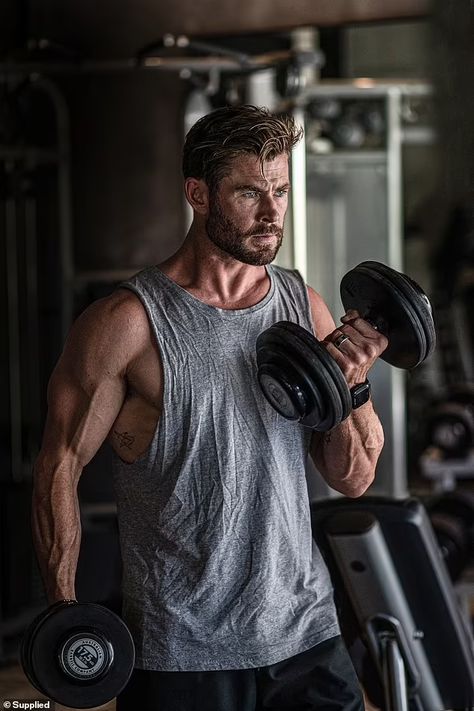 Chris Hemsworth Workout, 20 Minute Hiit Workout, Gym Photoshoot, Chris Hemsworth Thor, Gym Photos, Biceps Workout, Fitness Photography, Chris Pratt, Jake Gyllenhaal