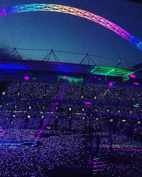 Night 3 in Wembley #AHFODtour #coldplay #aheadfullofdreams #aheadfullofdreamstour #coldplaywembley #xylobands Creds: @wembleystadium Concert Venues, Cold Play, Concert Crowd, Jonny Buckland, Coldplay Concert, Taehyung Selca, Concert Aesthetic, Dream Concert, Concert Venue