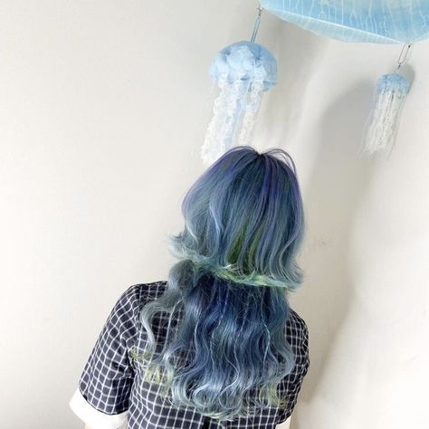 Jellyfish Hair Color, Blue Jellyfish Haircut, Jellyfish Cut Long, Jellyfish Curly Hair, Long Jellyfish Cut, Curly Jellyfish Cut, Jellyfish Haircut Tutorial, Jellyfish Haircut Braids, Octopus Haircut Long Hair