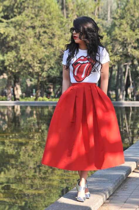 Graphic tee mixed with retro/girly fabulousness. Tshirts Outfits Ideas, Red Casual Outfit, Modern Retro Fashion, T Shirt With Skirt, Tshirt And Skirt, Zara Tshirt, Mode Abaya, Google Trends, Red Skirt