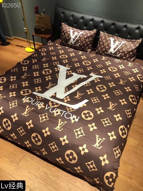 Lv Blanket, Louis Vuitton Bedding, Draps Design, Luxury Bedroom Sets, Designer Bed Sheets, Luxury Bedding Set, Bed Linens Luxury, Duvet Bedding Sets, Beautiful Bedding