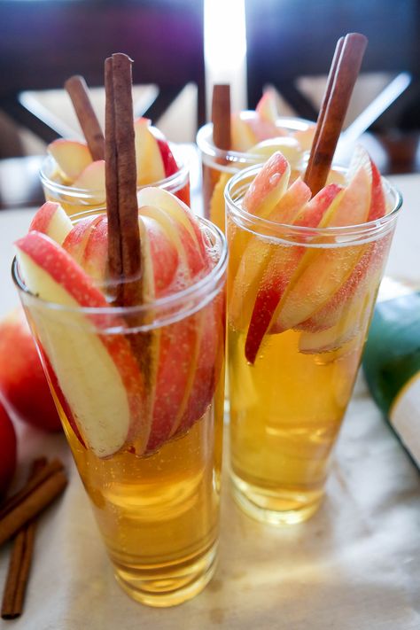 Sparkling Apple Cider Sangria, Fall Party Drinks, Thanksgiving Apple Cider, Low Calorie Alcoholic Drinks, Apple Cider Sangria Recipe, Sparkling Apple Cider, Sour Cream Uses, Cocktail Recipes Tequila, Mixology Recipes