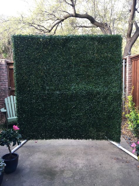 Turf Photo Backdrop, Balloon Wall Backdrop Wedding, Green Turf Backdrop, Boxwood Balloon Backdrop, How To Make A Grass Backdrop, How To Make Floral Backdrop, Diy Boxwood Wall Backdrop, Pop Up Backdrop, Diy Green Wall Backdrop