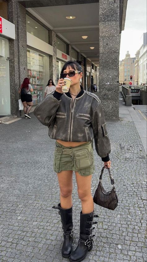 Biker Boots Outfit, Fashion Evolution, Fest Outfits, Berlin Fashion, Festival Looks, Mode Inspo, Leather Boot, 가을 패션, Outfit Inspo Fall