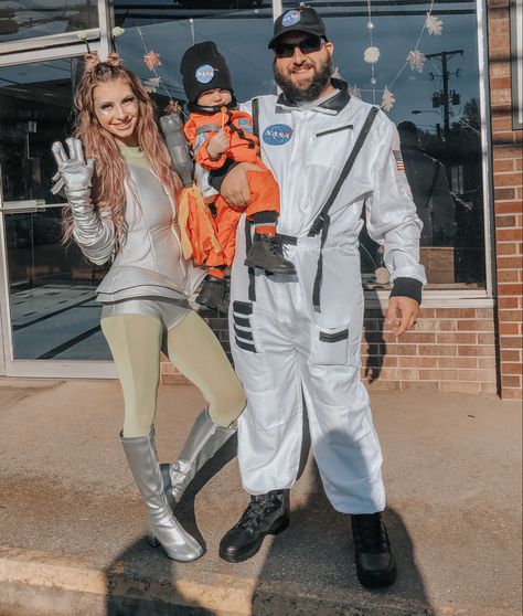 #halloween #halloweencostumes #familyof3 #alien #astronaut #costumes Alien Men Costume, Nasa And Alien Couple Costume, Astronaut Men Costume, Astronaut And Alien Costume Family, Mens Alien Costume Diy, Star Halloween Costume, Men’s Astronaut Costume, Alien Astronaut, Men Costume