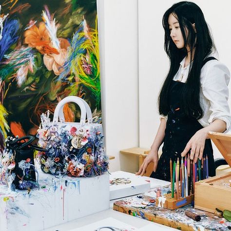 Dior Official en Instagram: “Discover the creations of Korean artist @Gigisue_ for the 6th edition of #DiorLadyArt, reinvents the #LadyDior as an embroidered painting…” Lady Dior Art Bag, Haute Couture Bags, Dior Art, Embroidered Painting, Tas Lv, Accessories Illustration, Lady Dior Handbag, Lady Art, Dior Collection