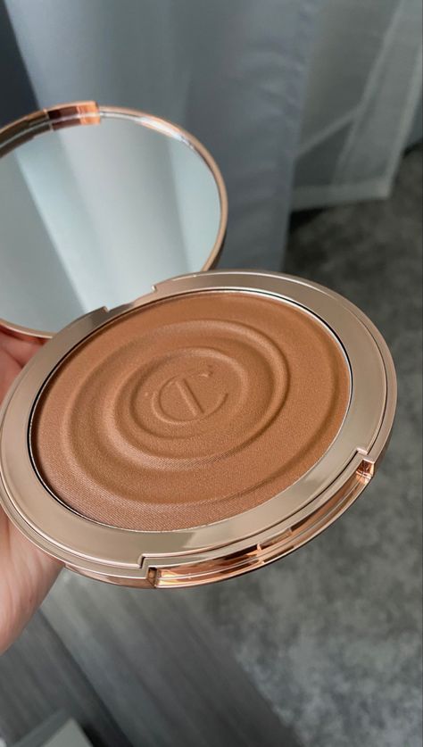 Bronzer Charlotte Tilbury, Bronzer Makeup Products, Charlotte Tilbury Bronzer, Bronzer Makeup, Evening Eye Makeup, Makeup Bag Essentials, Makeup List, Makeup Accesories, Makeup Bronzer