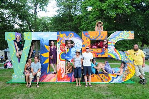 Music Festival Photo Booth, Music Festival Art Installation, Diy Music Festival Decor, College Fest Decoration Ideas Outdoor, Diy Festival Ideas, Music Festival Crafts, Festival Decorations Outdoor, Diy Festival Decorations, Music Festival Themed Party