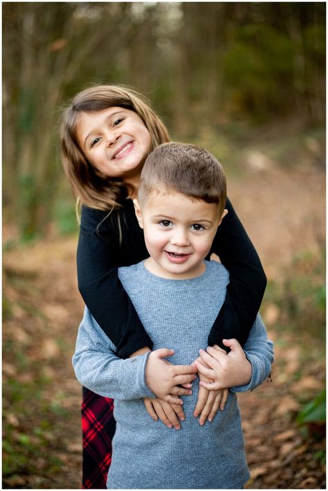 Sister Brother Photoshoot, Brother And Sister Pics, Kids Poses For Pictures, Outdoor Sibling Photos, Brother And Sister Photo Shoot, Sister And Brother Pictures, Brother And Sister Poses, Brother And Sister Pictures, Brother And Sister Photoshoot