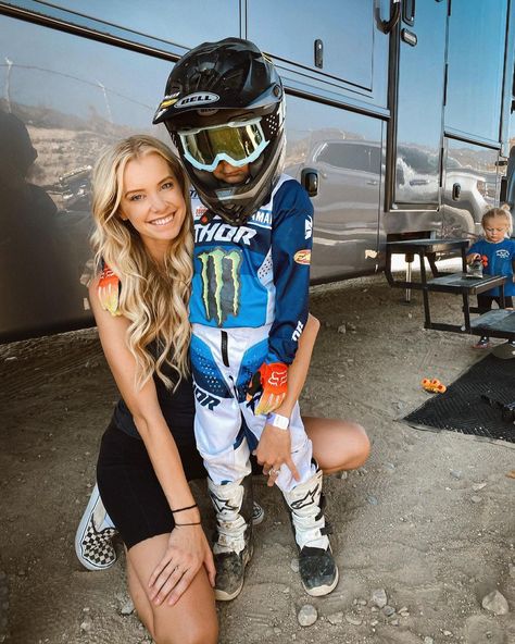 Country Family Photos, Boy Mum, Motocross Baby, Pregnancy Facts, Cute Country Couples, Baby Announcement Photoshoot, Moto Mom, Dirt Bikes For Kids, Dirt Biking