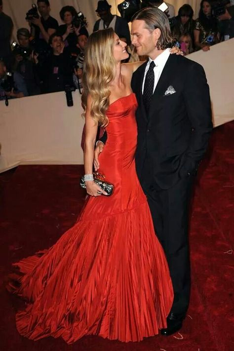 Gisele & Tom Gisele Caroline Bündchen, Stylish Celebrities, Stylish Couple, Gisele Bündchen, Famous Couples, Gisele Bundchen, Best Dress, Tom Brady, Red Dresses