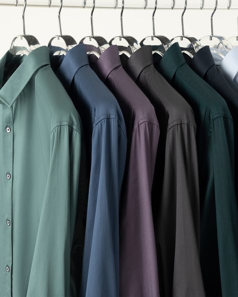 Regardless the occasion, we’ve got your wardrobe essentials sorted with slim and regular fit men's long sleeve shirts. From solid colours, to florals, stripes and trendy geometric prints are our range's highlights. Smart Casual Shirts, Paisley Print Shirt, Smart Casual Menswear, Paisley Shirt, Smart Casual Men, Men Formal, Online Mens Clothing, Solid Color Shirt, Plain Shirts