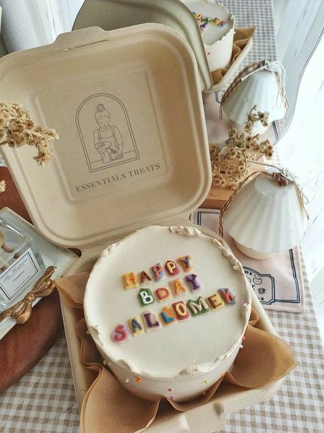 Welcome Home Bento Cake Ideas, Aesthetic Cake For Boyfriend, Birthday Cake Cute Aesthetic, Aesthetic Birthday Cake For Boyfriend, Aesthetic Bento Cake Design, Bento Cake Aesthetic Birthday, Cake Mini Aesthetic, Bento Cake Ideas For Birthday, Bento Cakes Aesthetic