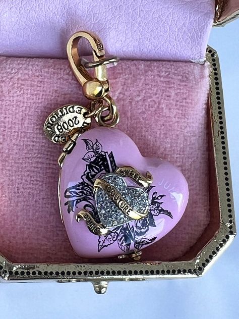 NWT! Juicy Couture SWEET Couture COMPACT Heart Bracelet Rare Juicy Couture Bag, Juicy Couture Crossbody Bag, Juicy Couture Keychain, 2000s Accessories, 2000s Jewelry, Juicy Couture Vintage, Juicy Couture Charms Bracelet, Juicy Couture Bracelet, Juicy Couture Purse