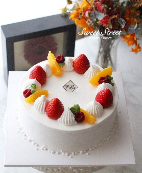 Fruit Cake Decoration, Fruit Topped Cake, Fruit Cake Design, Fresh Fruit Cake, Japanese Cake, Korean Cake, Basic Cake, Simple Cake Designs, Simple Birthday Cake