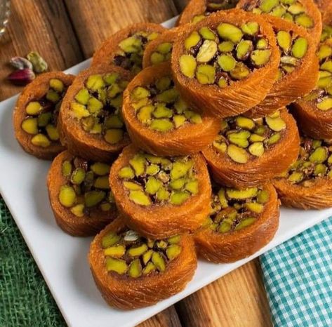 Arab Sweets, Food Vision Board, Chesse Cake, Middle Eastern Dessert, African Food Recipes, Appetizer Board, Eid Ideas, حلويات عربية, Middle Eastern Food