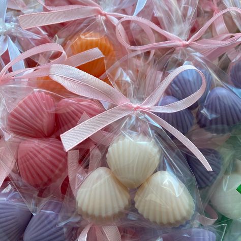 Shell soap favors for your tropical/beach party favors! Ocean Themed Baby Shower Ideas, Ocean Party Favors, Beach Bridal Shower Favors, Mermaid Bridal Showers, Beach Party Favors, Ocean Baby Showers, Beach Wedding White, Beach Baby Showers, Ocean Theme Party