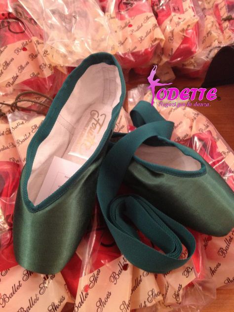 Custom Made Green Grishko poite shoes for a costumer. Green Pointe Shoes, Odette Ballet, Green Ballet Shoes, Ballet Fits, Ballet Shop, Ballet Pointe Shoes, Point Shoes, Pointe Shoes, Naples