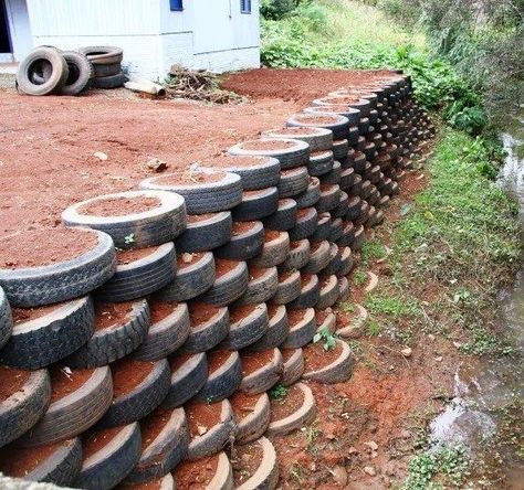 Retaining Wall Ideas, Tire Garden, Earthship Home, Garden Stairs, Tyres Recycle, Earthship, Diy Home Decor Easy, Fence Design, Wall Ideas