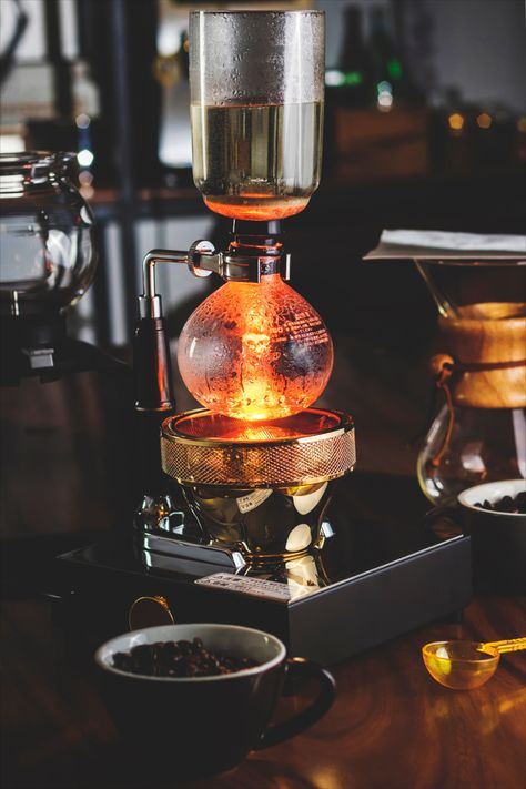 Coffee Siphon, Syphon Coffee Maker, Syphon Coffee, Vacuum Coffee Maker, Coffee Presentation, Siphon Coffee, Ways To Make Coffee, Coffee Brewing Methods, Brewing Coffee