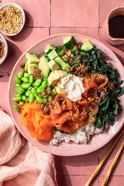 Super Fast Smoked Salmon Poke Bowls Fluffy White Rice, Salmon Poke Bowl, Best Smoked Salmon, Crunchy Vegetables, Poke Bowl Recipe, Salmon Poke, Dinner Recipes Healthy Family, Plant Based Recipes Dinner, Fluffy Rice