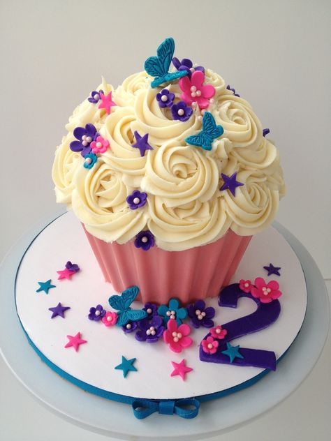 Deco Cupcake, Giant Cupcake Cakes, Big Cupcake, Butterfly Cupcakes, Large Cupcake, Giant Cupcake, Pretty Cupcakes, Cupcakes Decorados, Buttercream Cupcakes