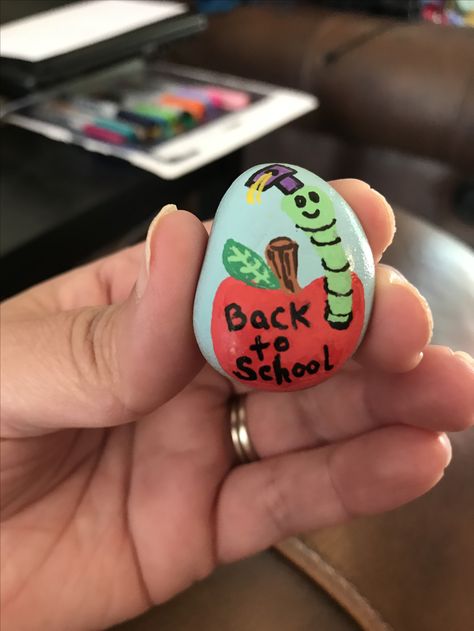 Back to school School Rock Painting Ideas, Back To School Painted Rocks, Scarecrow Painting, Easy Flower Painting, Paint Rocks, Rock Painting Ideas, School Painting, Rock Painting Ideas Easy, Painting Rocks