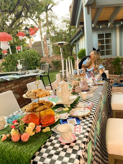 Mad Hatter Garden, Wonderland Party Theme, Alice In Wonderland Diy, Alice In Wonderland Tea Party Birthday, Fairy Tea Parties, Tea Party Table, Alice Tea Party, Gorgeous Birthday, Dinner Party Summer