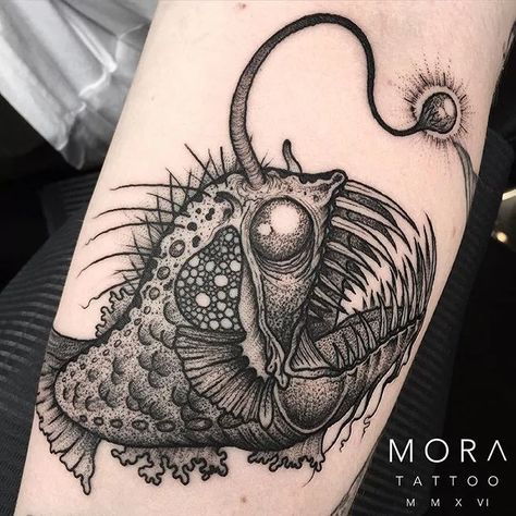 Simon Mora Fish Tattoo Black, Angler Fish Tattoo, Hellboy Tattoo, Tattoo Black And White, Koi Tattoo Design, Sea Tattoo, Kunst Tattoos, Muster Tattoos, Creation Art