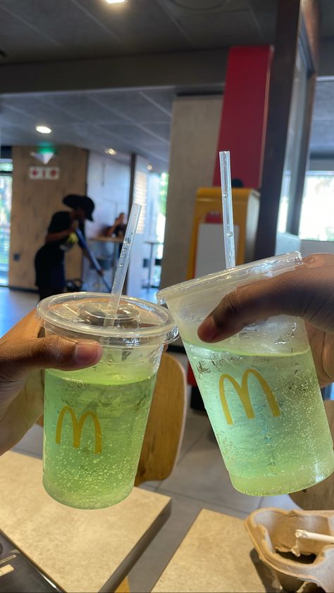 Mcdonalds Drinks Aesthetic, Mcdonald's Aesthetic, Pretty Alcoholic Drinks, Food Captions, Snack Craving, Foodie Instagram, Planet Necklace, Food Therapy, Food Vids