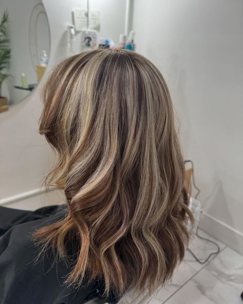 Gotta love chunky 00s highlights! 🔥💖 Chunky High And Low Lights, 00s Highlights, Kelly Clarkson Chunky Highlights, Brunette Hair With Chunky Highlights, Chunky Highlights Wavy Hair, Chunky Highlights For Brown Hair Caramel, Light Brown Chunky Highlights, Caramel Chunky Highlights, Chunky Lowlights For Blondes