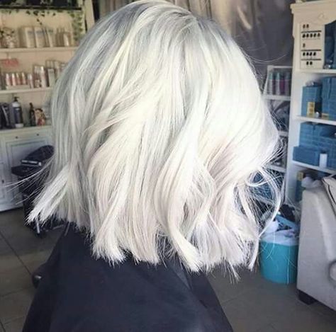 White Hair Short, White Short Hair, Best Ombre Hair, Silver White Hair, Short White Hair, Costume Noir, Platinum Hair, Hair Color Techniques, Platinum Blonde Hair