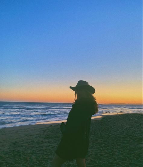 Cowboy Hat On Beach, Cool Pose Ideas, Beach Cowgirl Aesthetic, Cowboy Hat Beach, Sarah Aesthetic, Beach Cowboy Hat, Girls Cowboy Hats, Beach Cowboy, Beach Cowgirl