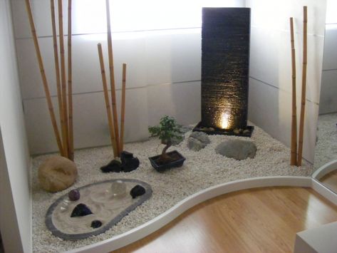 Jardín Zen es un estilo de jardín japonés en seco que es utilizado por los monjes para meditación. Creados con arena, grava, rocas y algún elemento natural como musgo. Se dice que cada elemento tie... Jardin Zen Interior, Indoor Zen Garden, Zen Interiors, Mini Zen Garden, Meditation Corner, Zen Room, Meditation Rooms, Zen Space, Dining Room Spaces