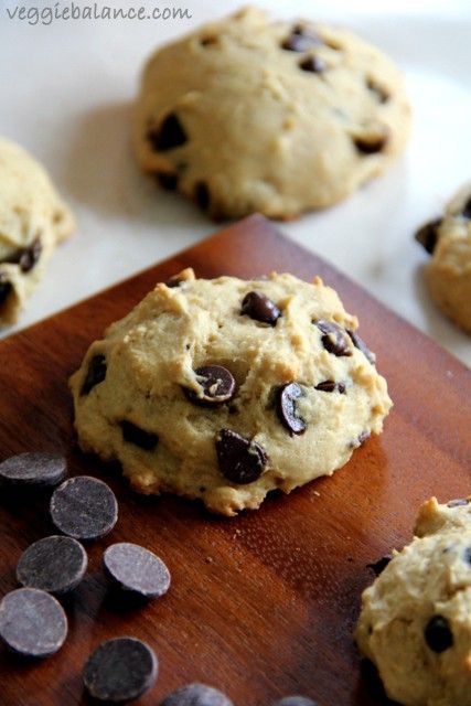 Skinny chocolate chip cookies, Healthy and Low-Calorie Chocolate Chip Cookies that are also low-sugar, vegan and gluten-free friendly. Low Calorie Chocolate, Low Fat Desserts, Healthy Chocolate Chip, Healthy Cookie Recipes, Low Calorie Desserts, No Calorie Foods, Healthy Chocolate, Healthy Cookies, Vegan Cookies