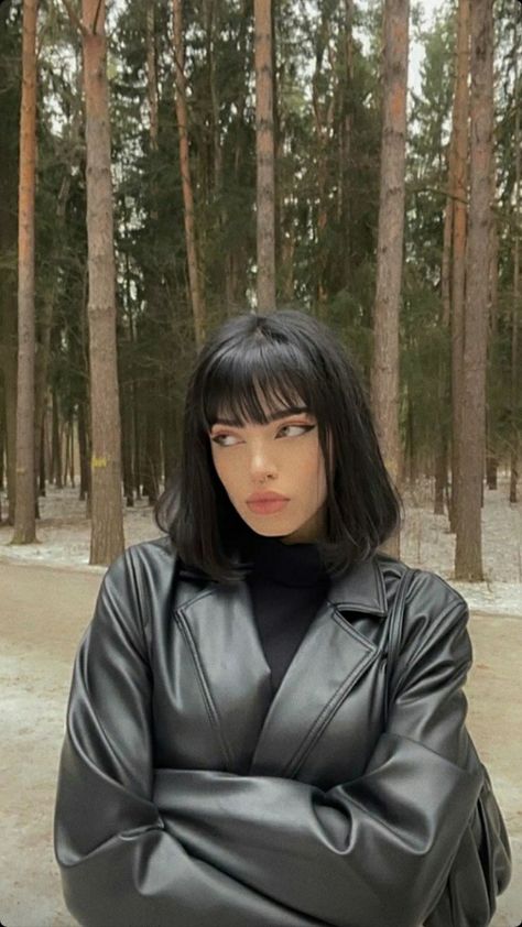 Black Bob With Bangs Aesthetic, Short Black Hair With Fringe, Black Bob With Fringe, Black Goth Hair, Short Black Hair With Bangs, Dark Hair Bangs, Cute Anime Profile, Black Bob Haircut, Shoulder Length Black Hair