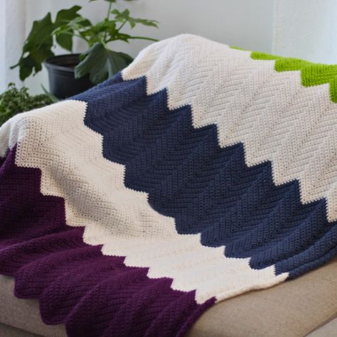 Learn How To Make This Easy ZigZag Crochet Blanket Chevron Blanket Crochet, Crochet Chevron Blanket, Tunisian Baby Blanket, Zigzag Crochet, Beginner Crochet Blanket, Chevron Crochet Blanket Pattern, Cowboy Crochet, Chevron Crochet Patterns, Crochet Ripple Pattern