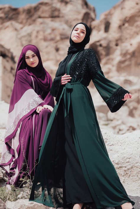 Abaya Poses Photography, Arabian Photoshoot, Abaya Poses, Abaya Photoshoot, Abaya Models, Casual Clothing Style, Desert Photoshoot Ideas, Muslimah Photography, Black Abaya