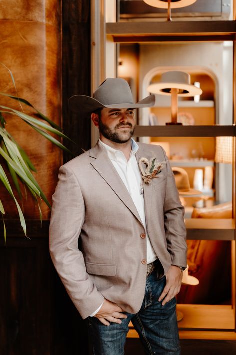 Western Groomsmen, Cream Suit, Tan Suit, Cowboy Wedding, Wedding Outfit Men, Catholic Wedding, Brown Suits, Outfits With Hats, Sports Jacket