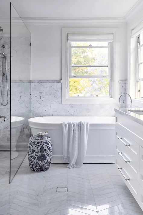 10 elements of a Hamptons style bathroom | Home Beautiful Hampton Style Bathrooms, Hamptons Style Bathroom, Hamptons Style Home, Styl Hampton, Modern Hampton, Editorial Styling, Coastal Bathrooms, Style Bathroom, Renovation Design