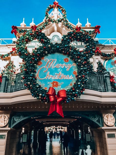 Disneyland Paris Christmas, Orlando Christmas, Christmas In La, Disney World Aesthetic, Disneyland World, Disneyland Christmas, Disney World Christmas, Disney Christmas Shirts, Disney Paris