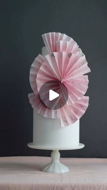 Wafer Paper Tutorial, Crepe Paper Flowers Tutorial, Premium Cake, Decor Tort, Minimalist Cake, Paper Fan Decorations, Wafer Paper Flowers, Wafer Paper Cake, Fan Decoration